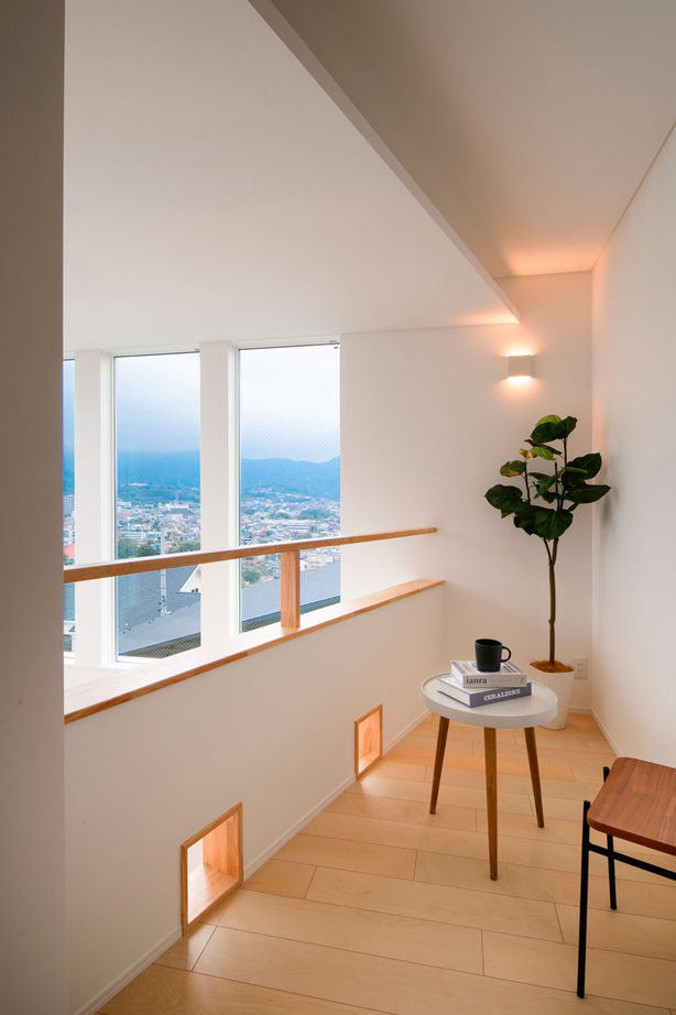 新進建設 【絶景／2750万円／延床35坪／ZEH／間取り図あり】秦野の絶景を見下ろすリビング。人も愛猫ものびやかに。の建築実例画像7