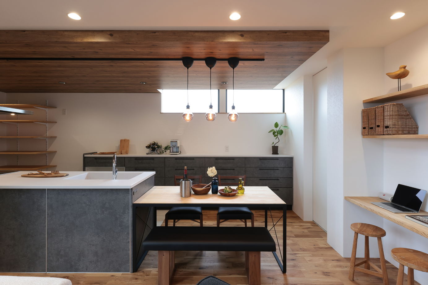 ＰＬＵＳ　ＨＡＵＳ（プラスハウス） スタイリッシュモダンなBlack＆Grayの家の建築実例画像4