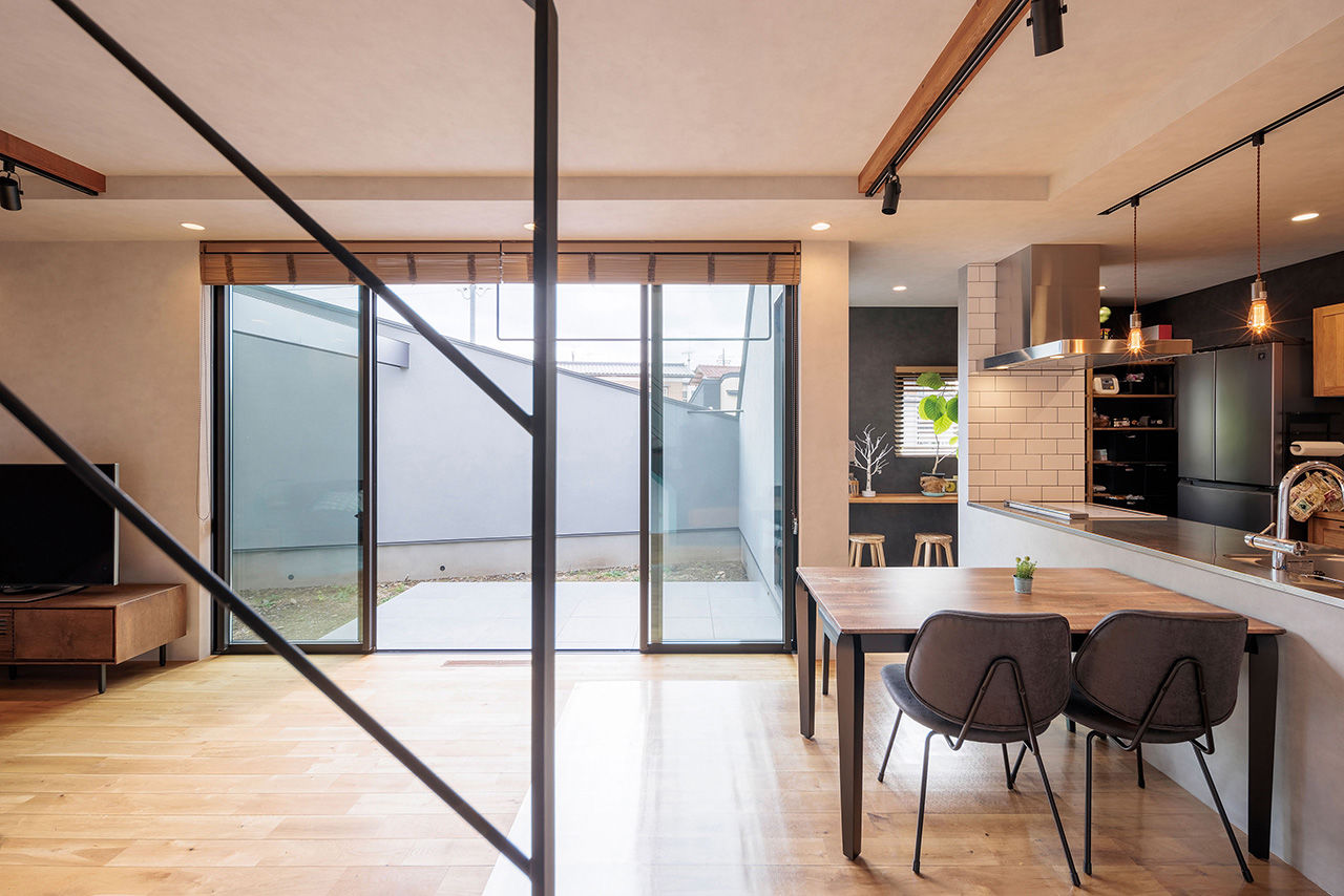 ＰＬＵＳ　ＨＡＵＳ（プラスハウス） 【本体価格3000万円／40.7坪】Wood×Grey×Blackのスタイリッシュなデザインが映えるサロン併設の家の建築実例画像3