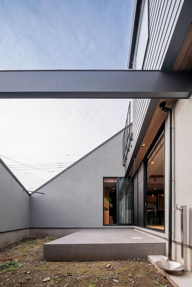 ＰＬＵＳ　ＨＡＵＳ（プラスハウス） 【本体価格3000万円／40.7坪】Wood×Grey×Blackのスタイリッシュなデザインが映えるサロン併設の家の建築実例画像4