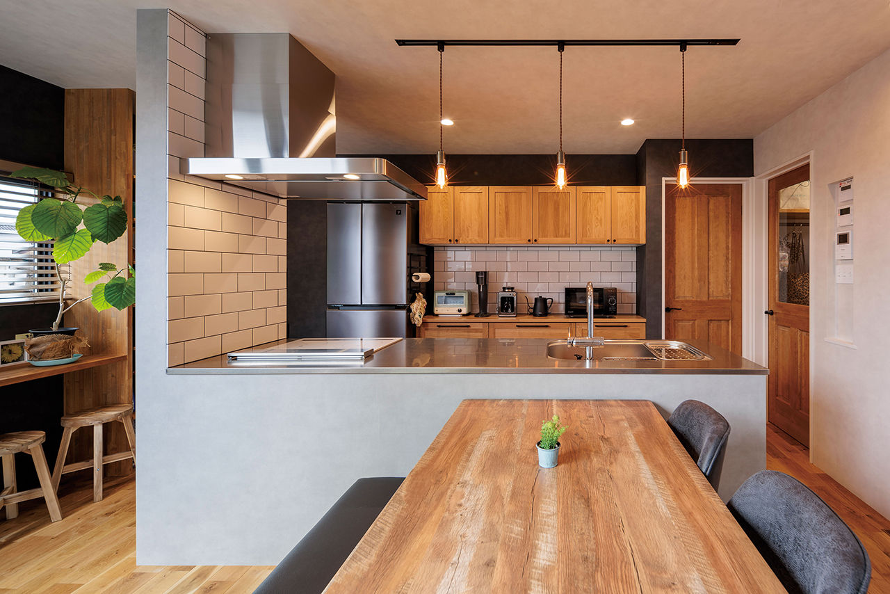 ＰＬＵＳ　ＨＡＵＳ（プラスハウス） 【本体価格3000万円／40.7坪】Wood×Grey×Blackのスタイリッシュなデザインが映えるサロン併設の家の建築実例画像5