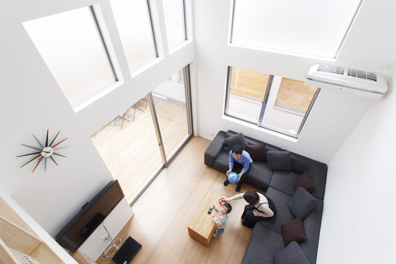 一級建築士事務所　福島工務店 【大阪府/ビルトインガレージ/30坪/3階建て】SE構法で実現した中庭付き・吹き抜けで光の入る開放的な空間の建築実例画像2