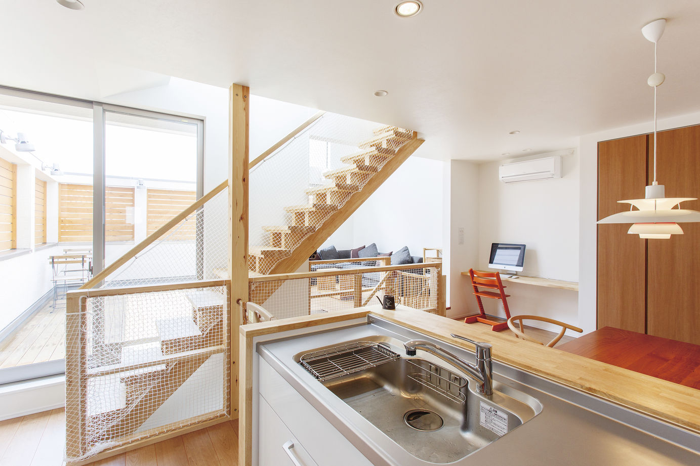 一級建築士事務所　福島工務店 【大阪府/ビルトインガレージ/30坪/3階建て】SE構法で実現した中庭付き・吹き抜けで光の入る開放的な空間の建築実例画像3