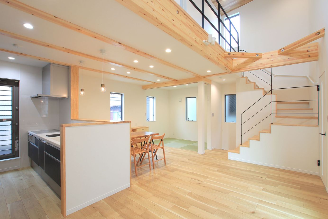 一級建築士事務所　福島工務店 【大阪市/二世帯住宅/ビルトインガレージ/車2台/３階建て】SE構法で開放的な吹抜けと中庭バルコニーを実現の建築実例画像2