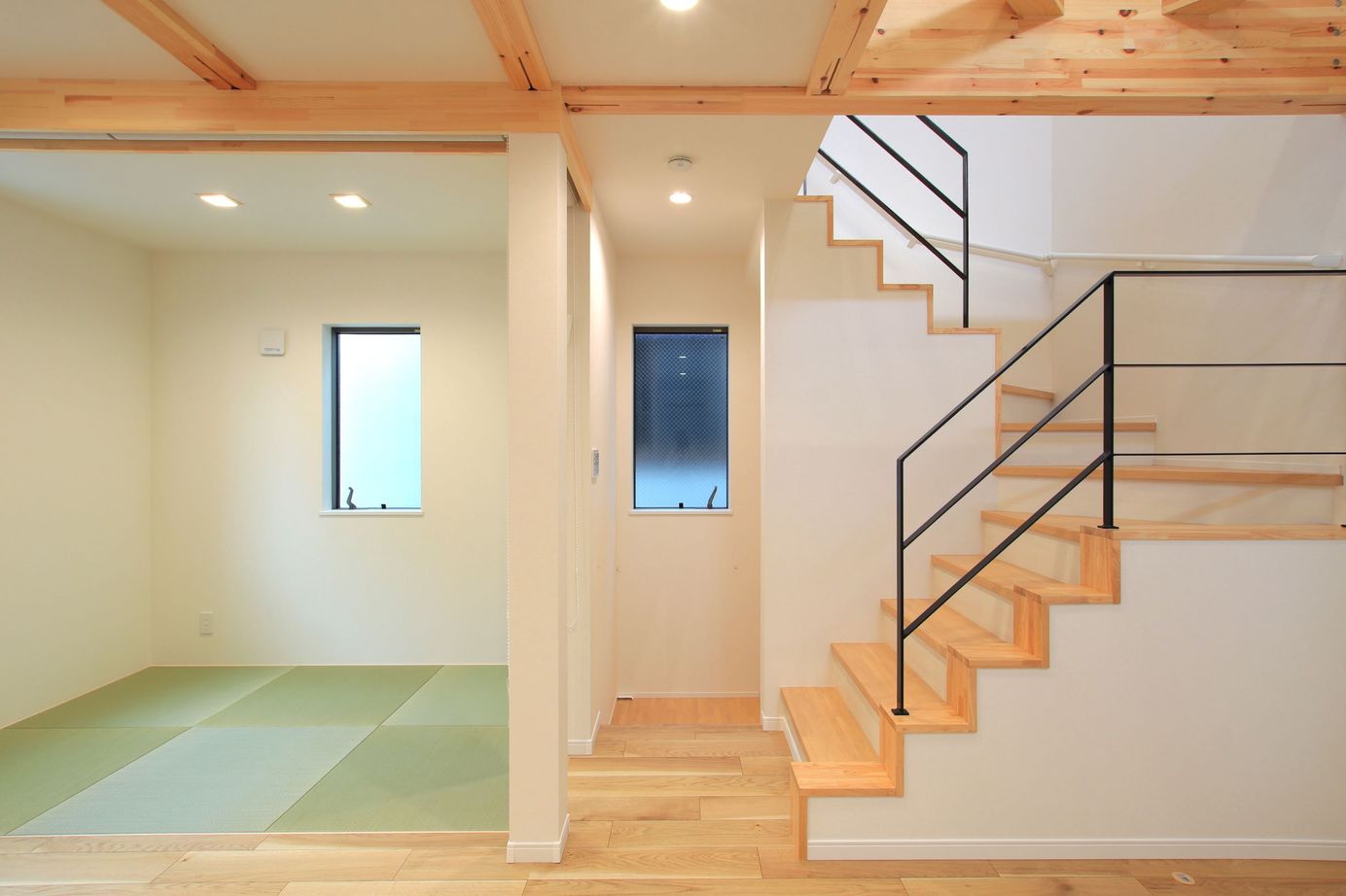 一級建築士事務所　福島工務店 【大阪市/二世帯住宅/ビルトインガレージ/車2台/３階建て】SE構法で開放的な吹抜けと中庭バルコニーを実現の建築実例画像4