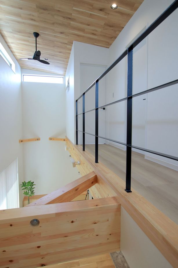 一級建築士事務所　福島工務店 【大阪市/二世帯住宅/ビルトインガレージ/車2台/３階建て】SE構法で開放的な吹抜けと中庭バルコニーを実現の建築実例画像5