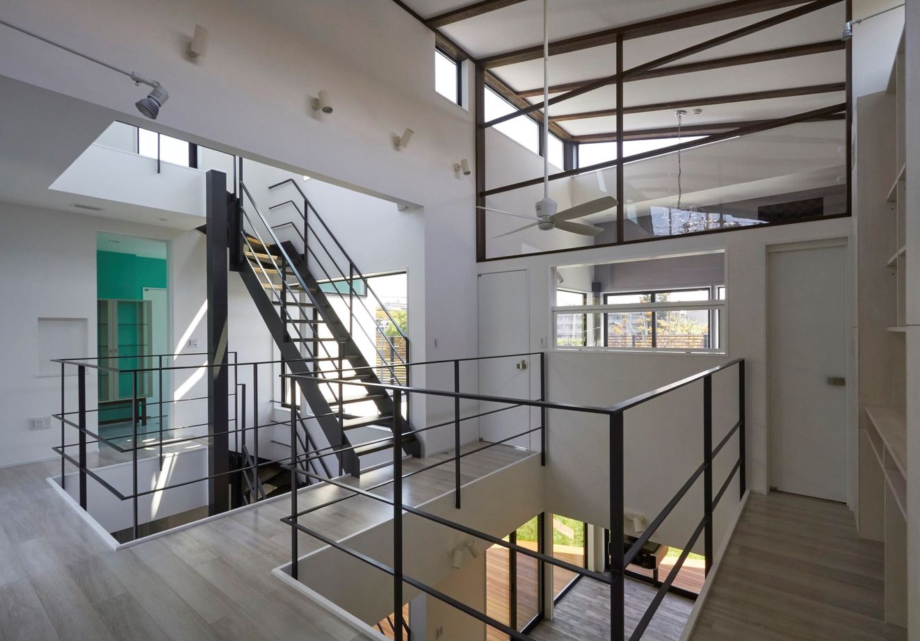 一級建築士事務所　福島工務店 【兵庫県西宮市/4000万円台】SE構法により二つの吹抜けを実現。アイアン手摺もお似合いのお住まいの建築実例画像3