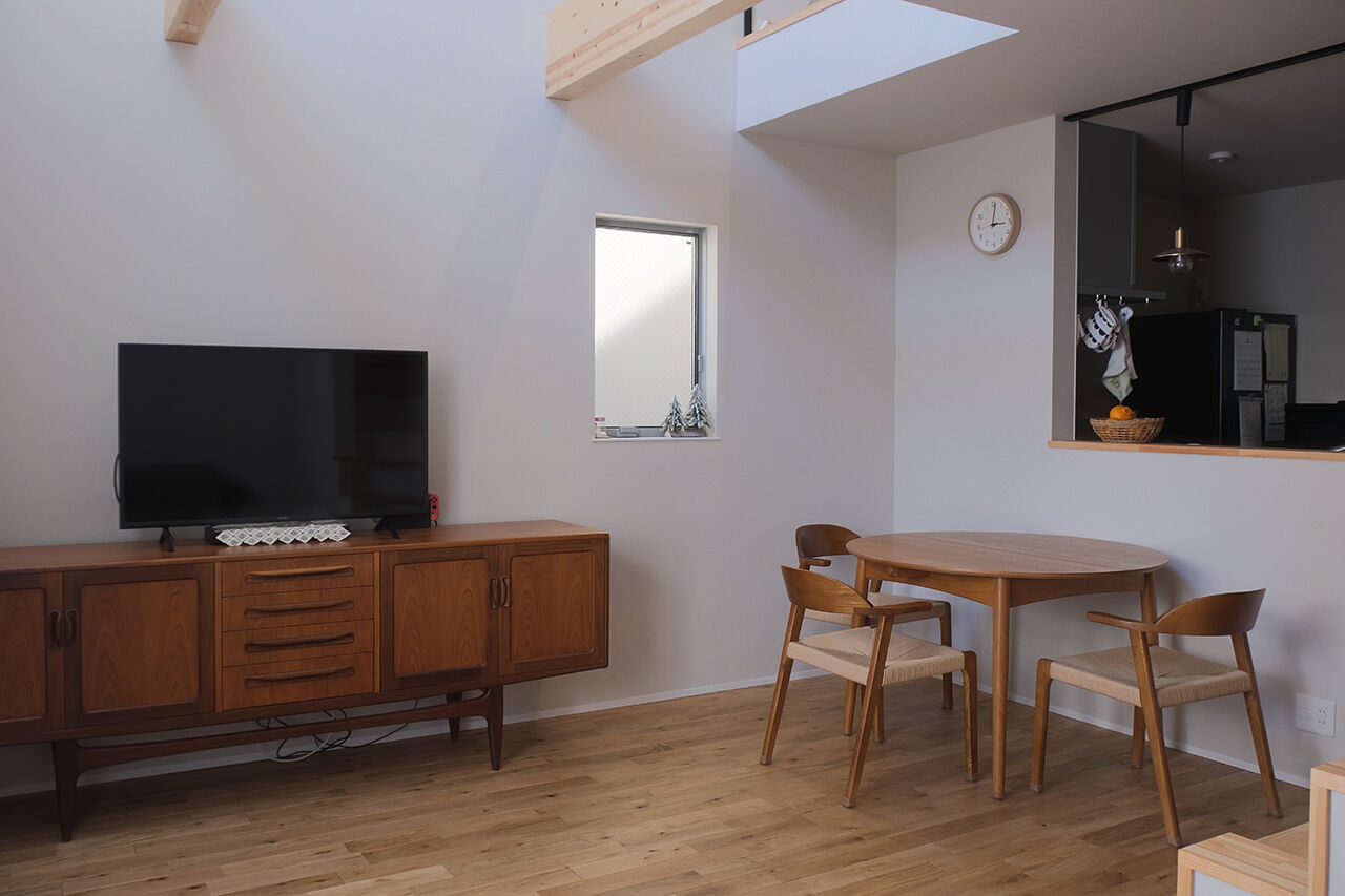 一級建築士事務所　福島工務店 【大阪府大阪市/2000万円台/狭小約13坪/吹抜け＆対面キッチン】北欧ヴィンテージ家具が似合う温もりある家の建築実例画像2