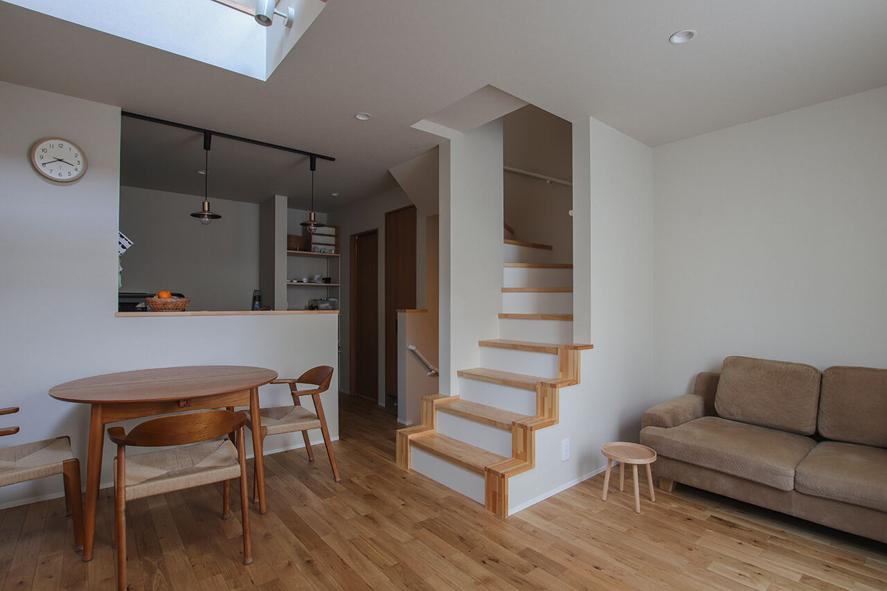 一級建築士事務所　福島工務店 【大阪府大阪市/2000万円台/狭小約13坪/吹抜け＆対面キッチン】北欧ヴィンテージ家具が似合う温もりある家の建築実例画像4