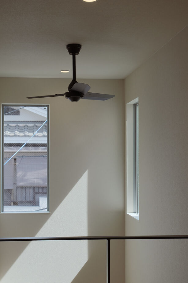 一級建築士事務所　福島工務店 【大阪府大阪市/2000万円台/狭小約13坪/吹抜け＆対面キッチン】北欧ヴィンテージ家具が似合う温もりある家の建築実例画像8