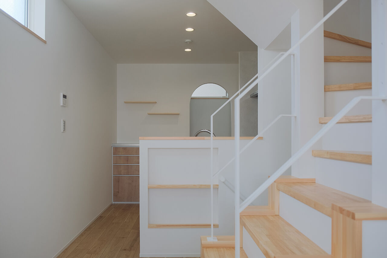 一級建築士事務所　福島工務店 【大阪府大阪市/2000万円台/狭小約12坪】白と木を基調とした、シンプルな空間づくり。SE構法による開放感の建築実例画像2