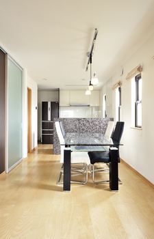 エフイーホーム 【大阪　～1500万円台】狭小地に適した重量鉄骨の家　敷地15坪で広々二世帯住宅を実現の建築実例画像2