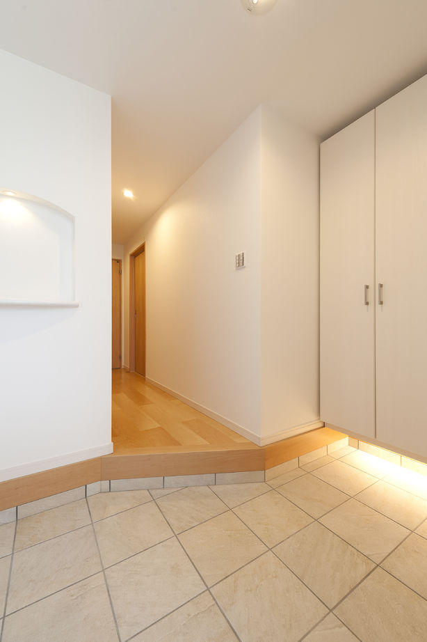 エフイーホーム 【大阪/1000万円台/狭小25坪/3階建て/重量鉄骨】白を基調としたハワイアンテイストの家の建築実例画像2