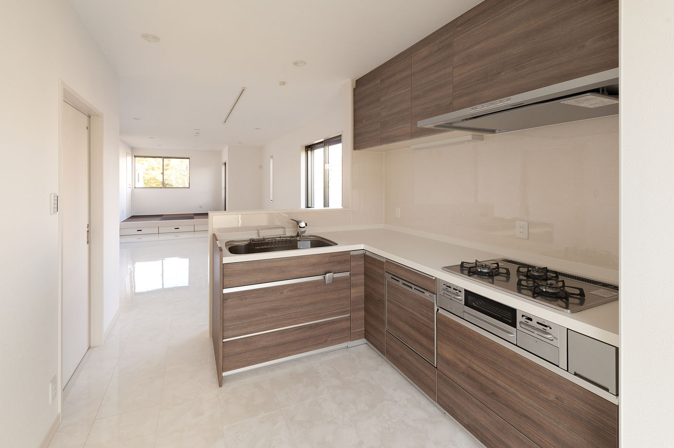 エフイーホーム 【大阪/1000万円台/狭小25坪/3階建て/重量鉄骨】白を基調としたハワイアンテイストの家の建築実例画像6