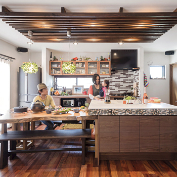 チェックハウス 【1000万円台/30坪台/間取り図有】まるで海辺のリゾートハウス。自然好き夫妻が建てた無垢の木いっぱいの家の建築実例画像1