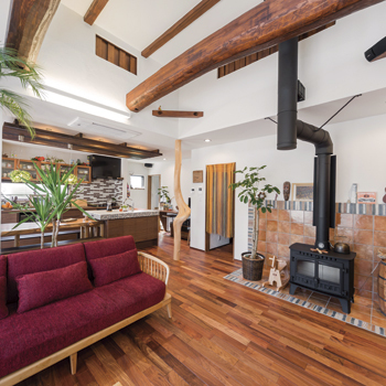 チェックハウス 【1000万円台/30坪台/間取り図有】まるで海辺のリゾートハウス。自然好き夫妻が建てた無垢の木いっぱいの家の建築実例画像2