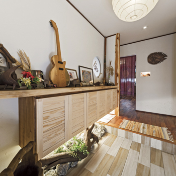 チェックハウス 【1000万円台/30坪台/間取り図有】まるで海辺のリゾートハウス。自然好き夫妻が建てた無垢の木いっぱいの家の建築実例画像5