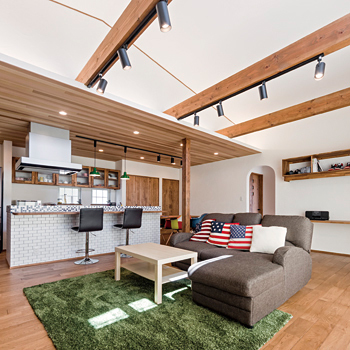 チェックハウス 【平屋/1000万円台/間取り】アメリカンなベースをイメージした平屋。自然素材の心地よさと高い天井の解放感の建築実例画像1