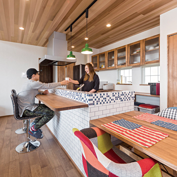 チェックハウス 【平屋/1000万円台/間取り】アメリカンなベースをイメージした平屋。自然素材の心地よさと高い天井の解放感の建築実例画像2