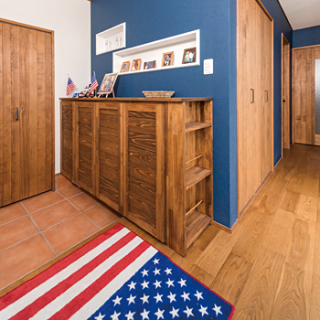 チェックハウス 【平屋/1000万円台/間取り】アメリカンなベースをイメージした平屋。自然素材の心地よさと高い天井の解放感の建築実例画像4