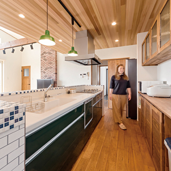 チェックハウス 【平屋/1000万円台/間取り】アメリカンなベースをイメージした平屋。自然素材の心地よさと高い天井の解放感の建築実例画像6