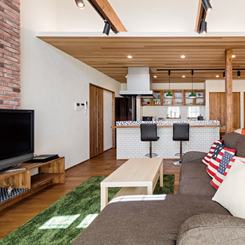 チェックハウス 【平屋/1000万円台/間取り】アメリカンなベースをイメージした平屋。自然素材の心地よさと高い天井の解放感の建築実例画像7