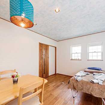 チェックハウス 【平屋/1000万円台/間取り】アメリカンなベースをイメージした平屋。自然素材の心地よさと高い天井の解放感の建築実例画像9