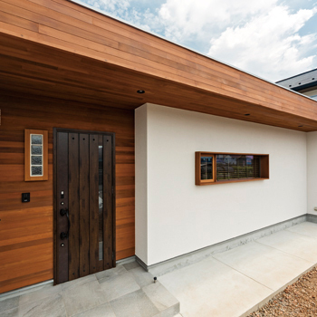 チェックハウス 【2000万円台/間取り図有】開放感たっぷりのＬＤＫはまるで南国リゾート。平屋に見える二階建ての建築実例画像1