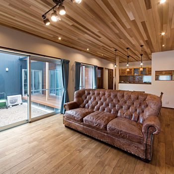 チェックハウス 【2000万円台/間取り図有】開放感たっぷりのＬＤＫはまるで南国リゾート。平屋に見える二階建ての建築実例画像2