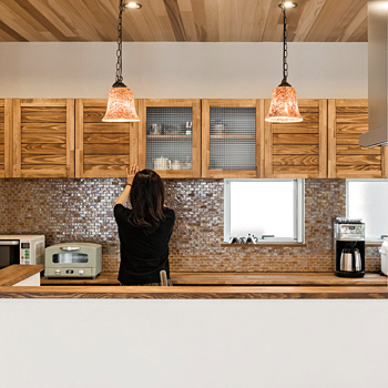 チェックハウス 【2000万円台/間取り図有】開放感たっぷりのＬＤＫはまるで南国リゾート。平屋に見える二階建ての建築実例画像3