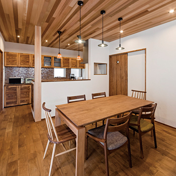 チェックハウス 【2000万円台/間取り図有】開放感たっぷりのＬＤＫはまるで南国リゾート。平屋に見える二階建ての建築実例画像4