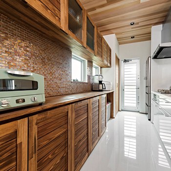 チェックハウス 【2000万円台/間取り図有】開放感たっぷりのＬＤＫはまるで南国リゾート。平屋に見える二階建ての建築実例画像5