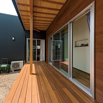 チェックハウス 【2000万円台/間取り図有】開放感たっぷりのＬＤＫはまるで南国リゾート。平屋に見える二階建ての建築実例画像8