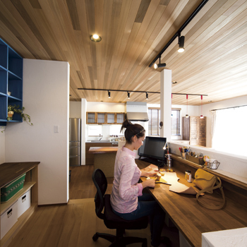 チェックハウス 【1000万円台/40坪/自然素材/オーダーキッチン】作業スペースのある家で家事をしながらクラフトワークの建築実例画像2