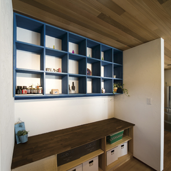 チェックハウス 【1000万円台/40坪/自然素材/オーダーキッチン】作業スペースのある家で家事をしながらクラフトワークの建築実例画像4