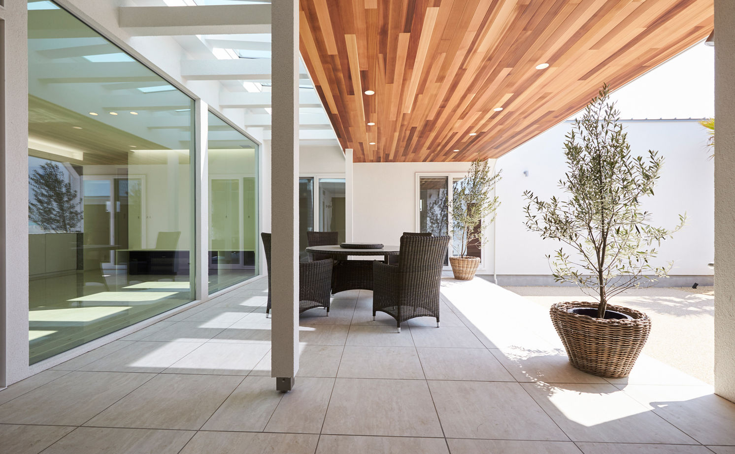 チェックハウス 【平屋/インナーガレージ/中庭/間取り図】コの字の平屋。「全館空調でわが家がリゾートになりました」の建築実例画像4