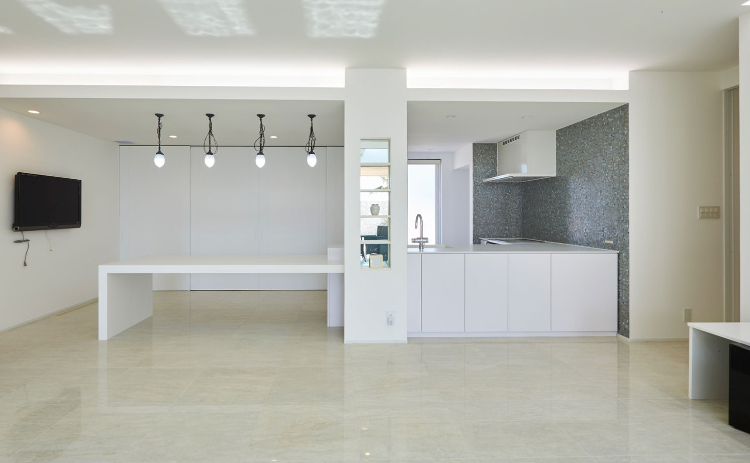 チェックハウス 【平屋/インナーガレージ/中庭/間取り図】コの字の平屋。「全館空調でわが家がリゾートになりました」の建築実例画像6