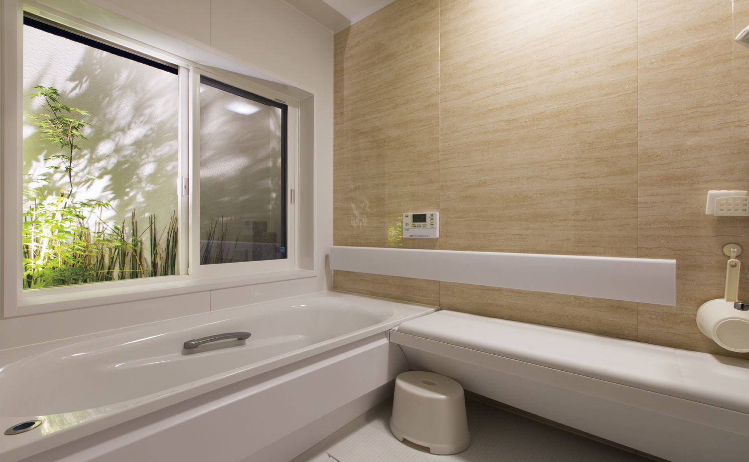 チェックハウス 【平屋/インナーガレージ/中庭/間取り図】コの字の平屋。「全館空調でわが家がリゾートになりました」の建築実例画像8