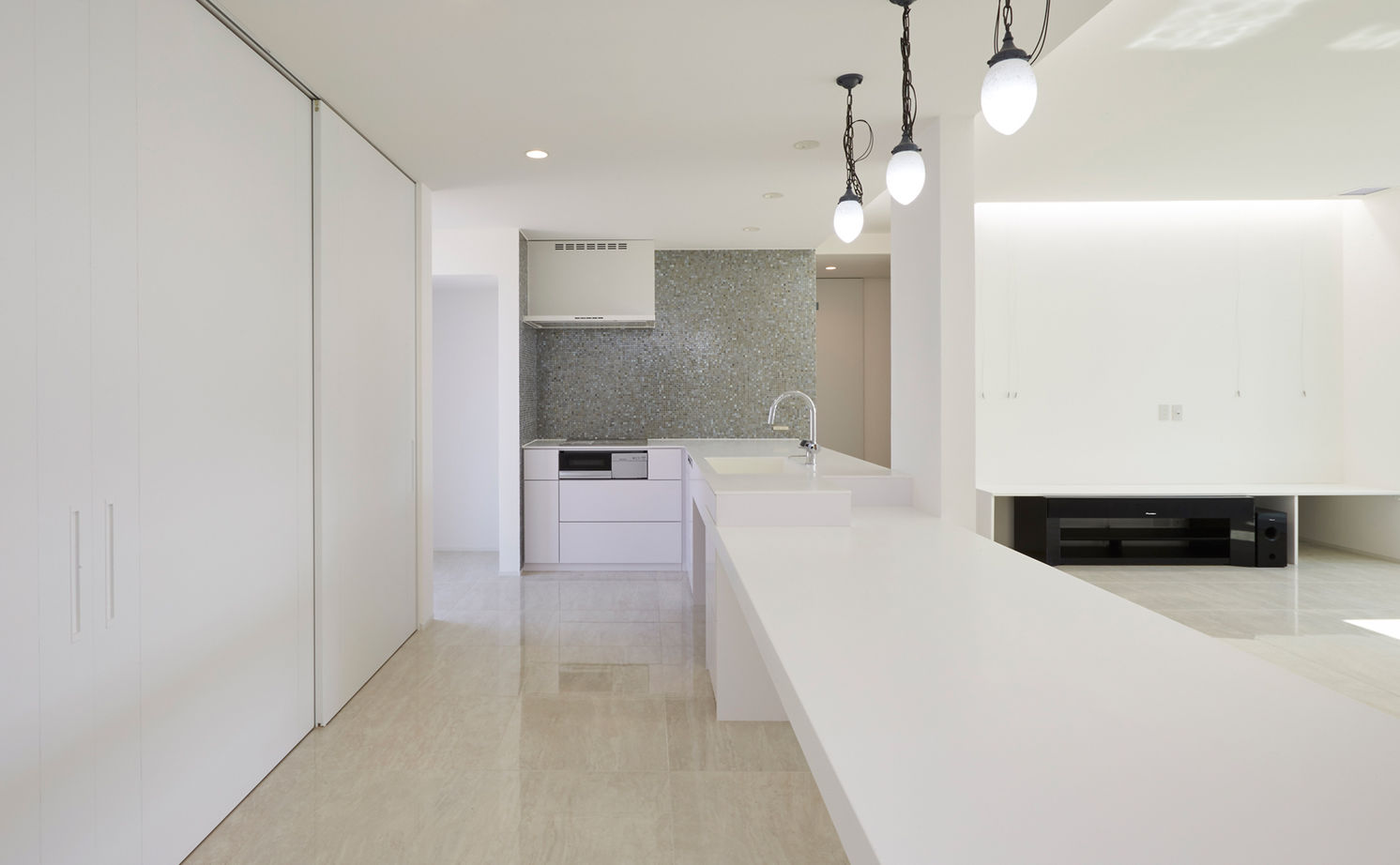 チェックハウス 【平屋/インナーガレージ/中庭/間取り図】コの字の平屋。「全館空調でわが家がリゾートになりました」の建築実例画像15