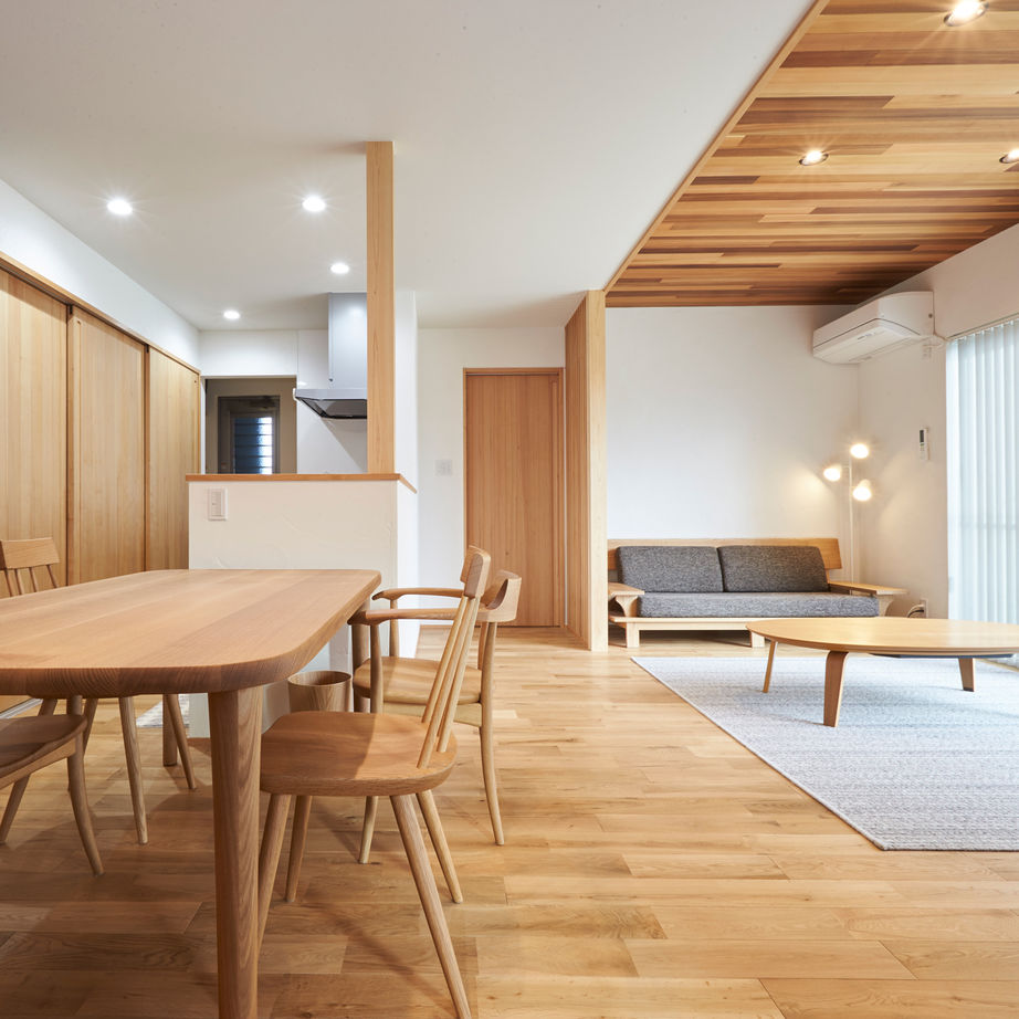 チェックハウス 【31坪/中庭のある家/無垢材】家の中にいながら外を感じる暮らしを満喫。自然素材の質感をいかした夫婦の家の建築実例画像2