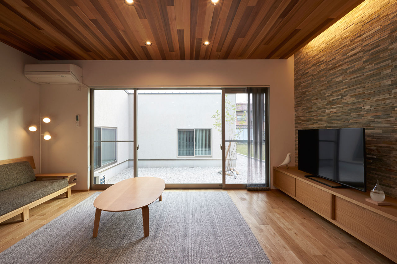 チェックハウス 【31坪/中庭のある家/無垢材】家の中にいながら外を感じる暮らしを満喫。自然素材の質感をいかした夫婦の家の建築実例画像3