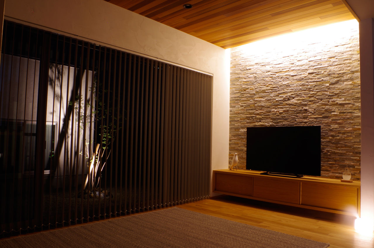 チェックハウス 【31坪/中庭のある家/無垢材】家の中にいながら外を感じる暮らしを満喫。自然素材の質感をいかした夫婦の家の建築実例画像4