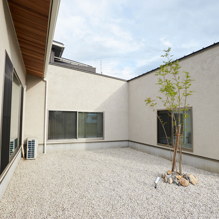 チェックハウス 【31坪/中庭のある家/無垢材】家の中にいながら外を感じる暮らしを満喫。自然素材の質感をいかした夫婦の家の建築実例画像5