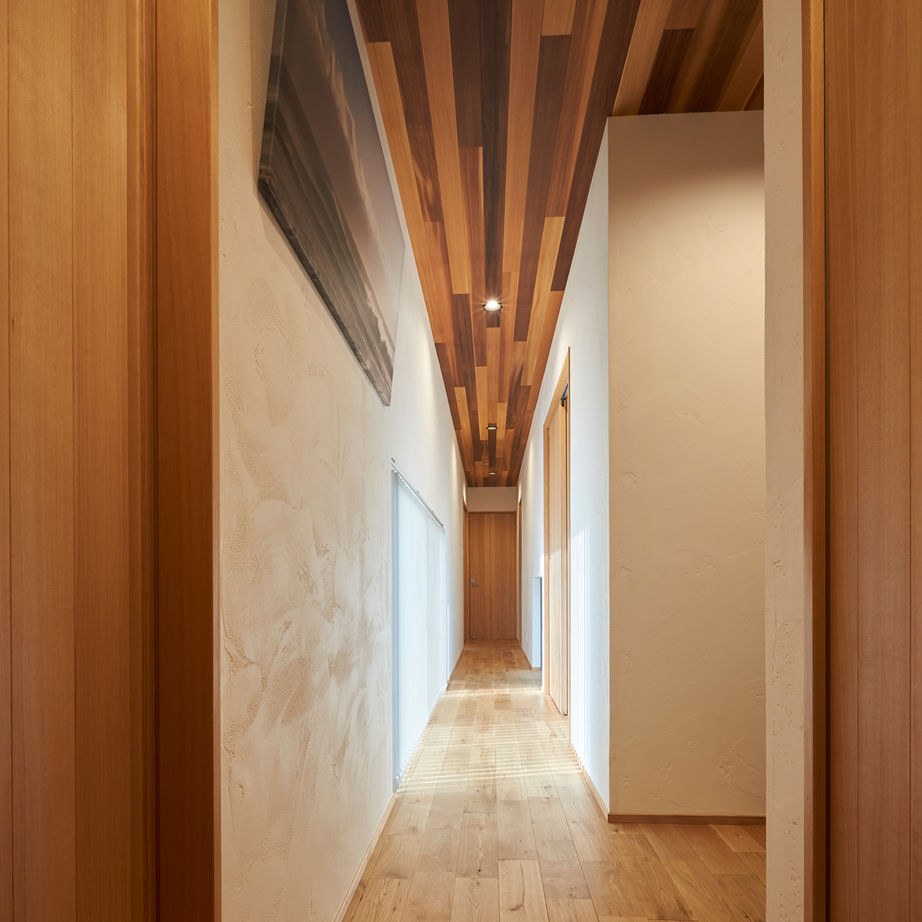 チェックハウス 【31坪/中庭のある家/無垢材】家の中にいながら外を感じる暮らしを満喫。自然素材の質感をいかした夫婦の家の建築実例画像10