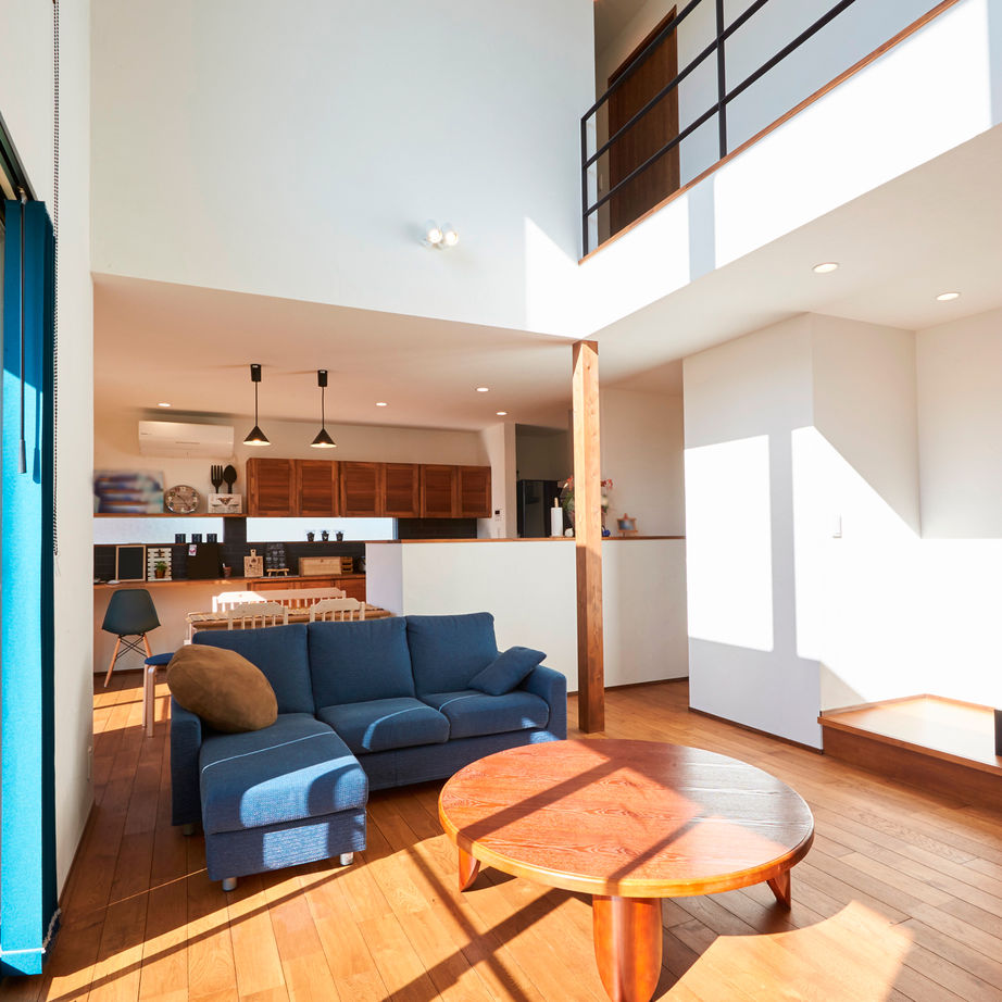 チェックハウス 【30坪台/ガレージハウス】質感を生かすシンプルデザイン。吹き抜けリビングで明るさ十分なガレージハウスの建築実例画像2