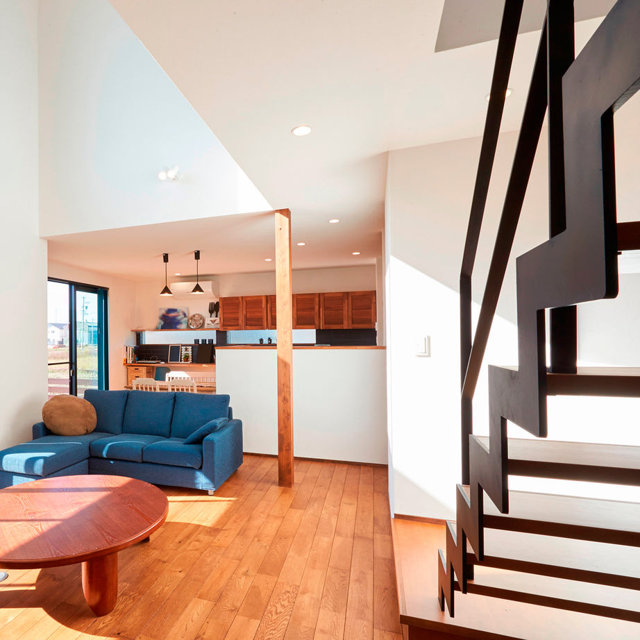 チェックハウス 【30坪台/ガレージハウス】質感を生かすシンプルデザイン。吹き抜けリビングで明るさ十分なガレージハウスの建築実例画像5