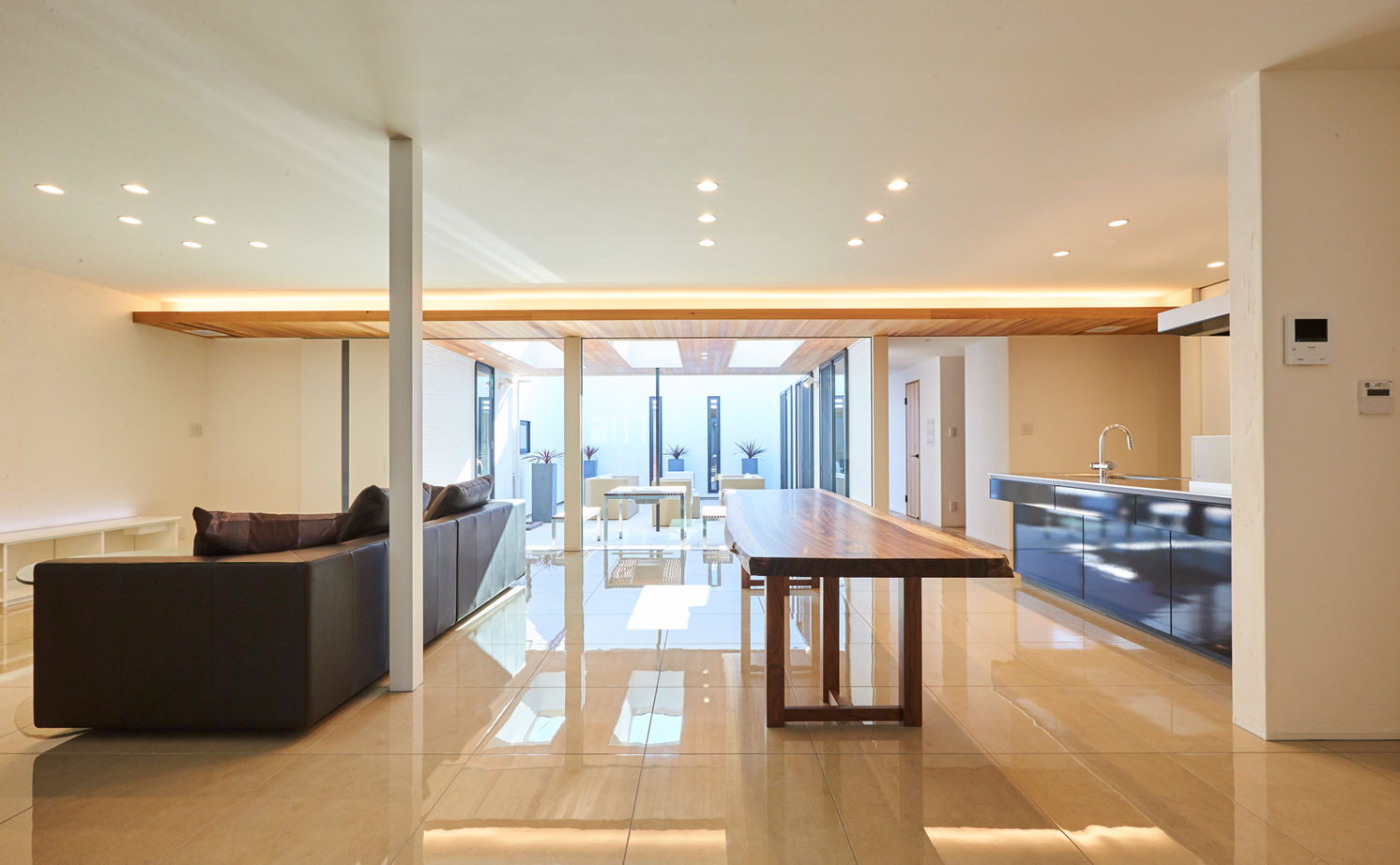 チェックハウス 【平屋/インナーガレージ/全館空調】シンプルモダン＆ラグジュアリー。リゾートライクなかっこいい平屋の建築実例画像2