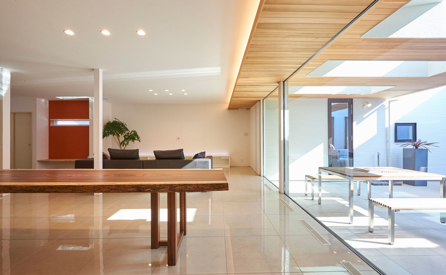 チェックハウス 【平屋/インナーガレージ/全館空調】シンプルモダン＆ラグジュアリー。リゾートライクなかっこいい平屋の建築実例画像3