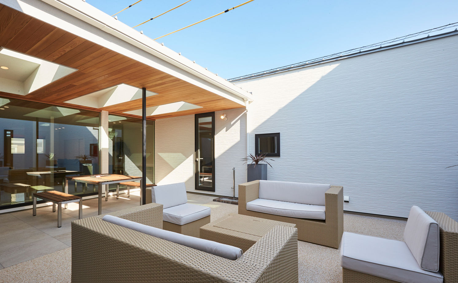 チェックハウス 【平屋/インナーガレージ/全館空調】シンプルモダン＆ラグジュアリー。リゾートライクなかっこいい平屋の建築実例画像4