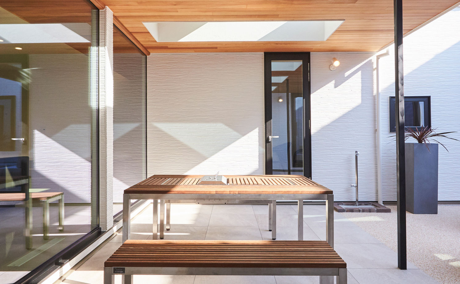 チェックハウス 【平屋/インナーガレージ/全館空調】シンプルモダン＆ラグジュアリー。リゾートライクなかっこいい平屋の建築実例画像5